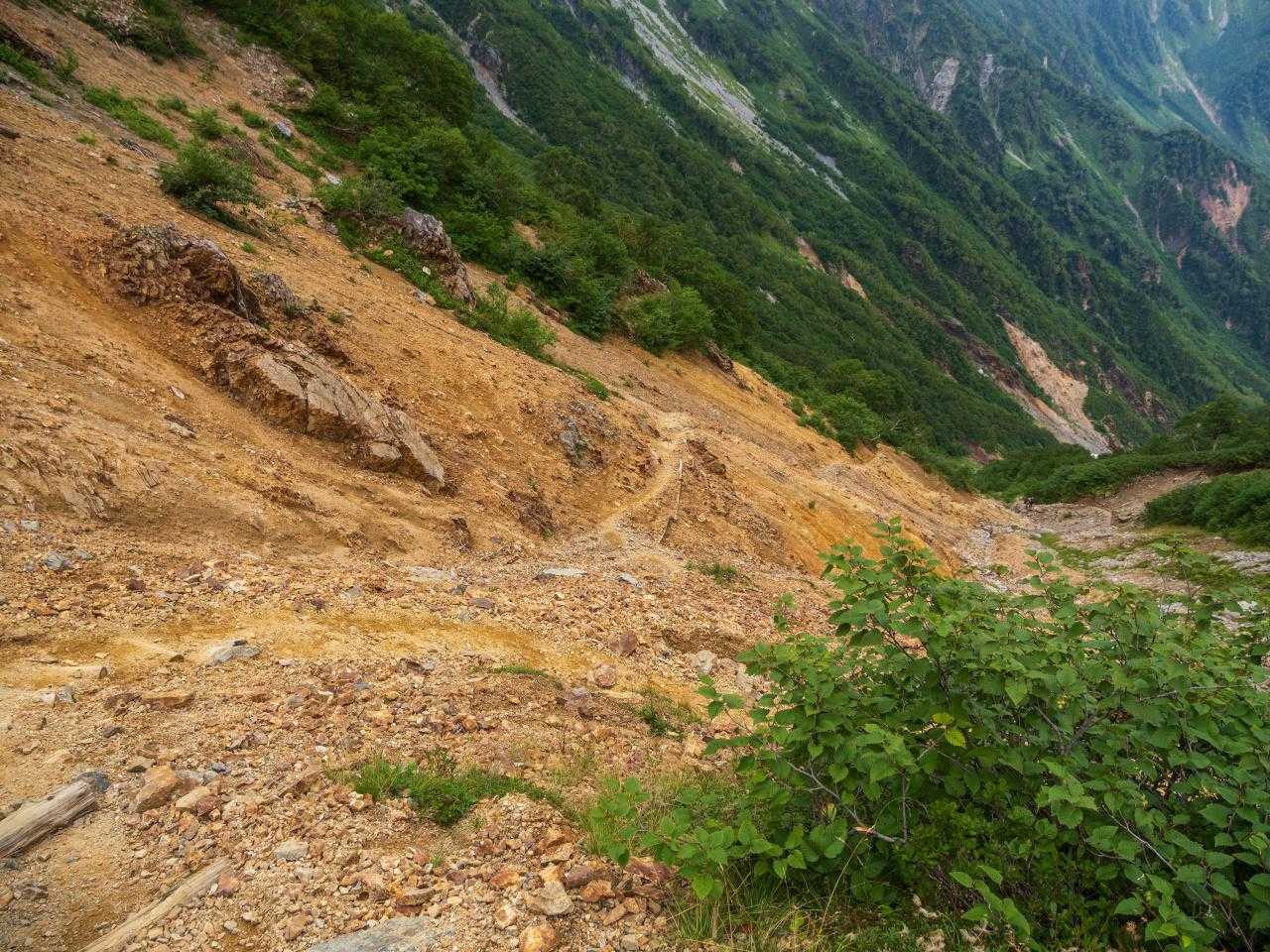 峠に戻りジグザグ道を下りる