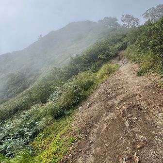 小朝日岳山頂がチラリと覗く