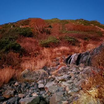 日の出の前の山