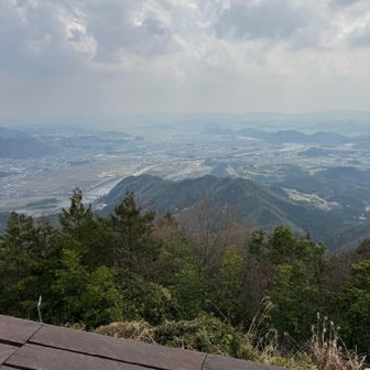 テラスからは春がすみの景色