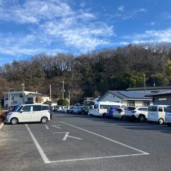 駐車場は大通りからわかる場所にありました♪