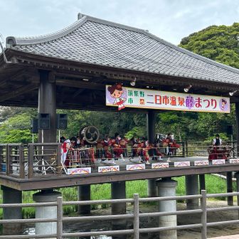 水上ステージではいろんな演目をやってました