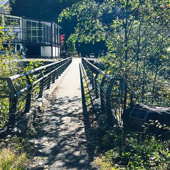 下界に繋がる橋。これを渡ったら山行終了