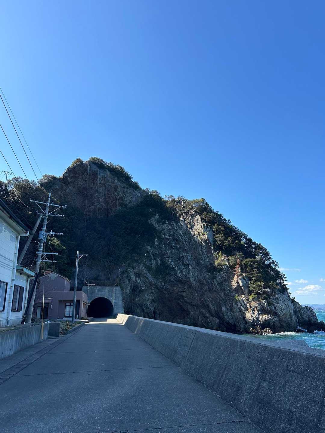 トンネルの上が石鎚山、石鎚神社があるが、土砂崩れで現在、通行止め…⚠️
近いうちに、神社⛩️を降ろされるそうな…🙏
