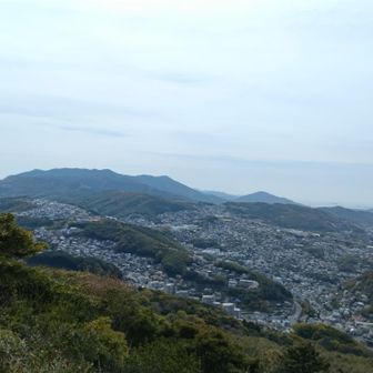 彦山の展望岩から眺める。八郎岳方面