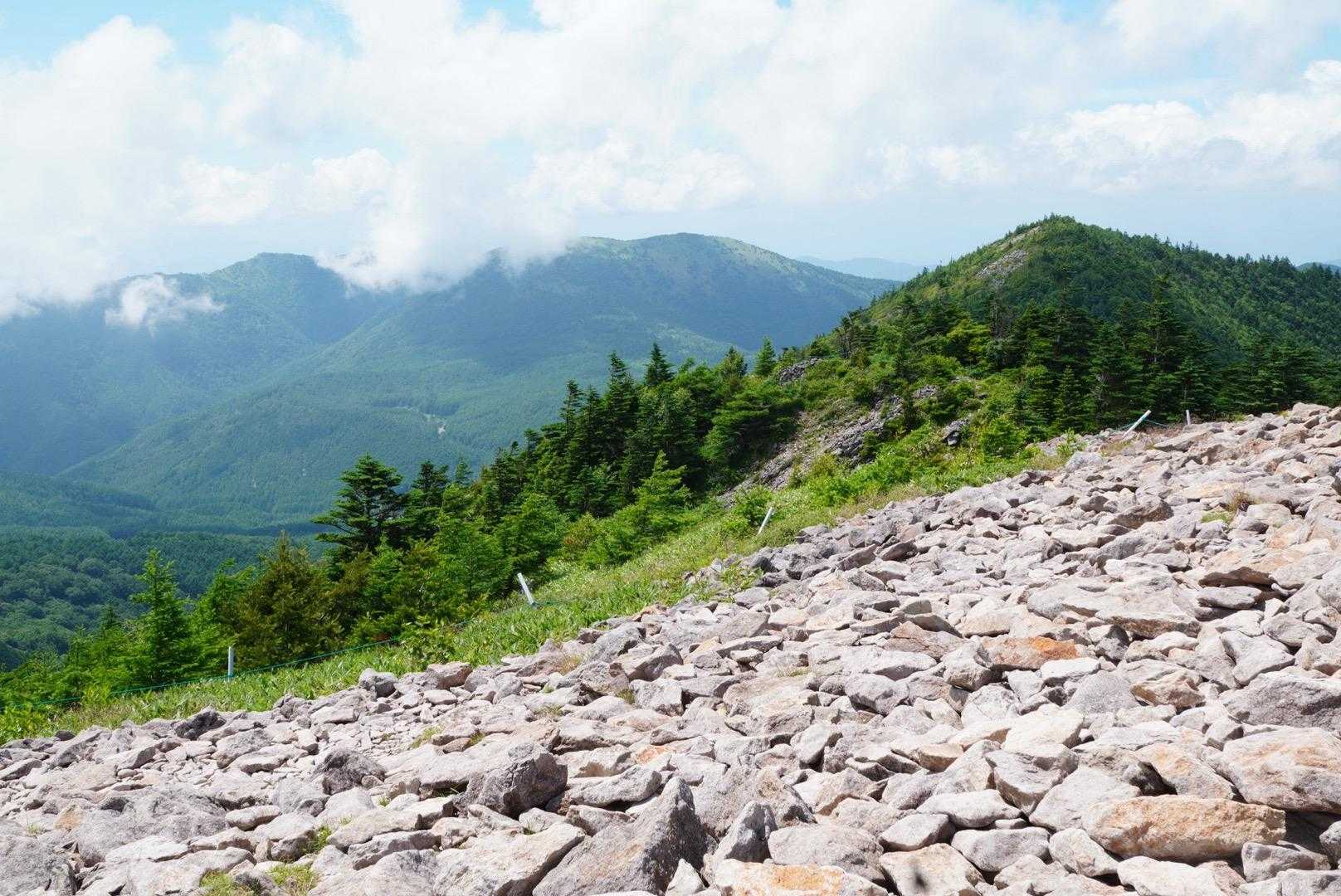 中央の山が、元々登る予定だった湯の丸山。その左に烏帽子岳。雲に隠れたかな。