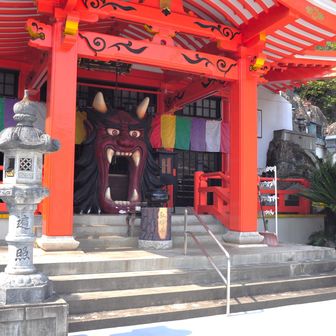 昼食を終え、鷹巣山から眼下に眺めた岩戸弘法弘峰寺に寄ってみる。