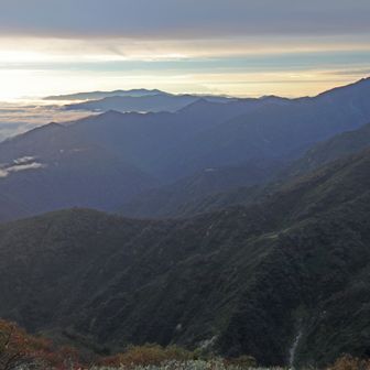 一番奥が吾妻連峰、右が本山