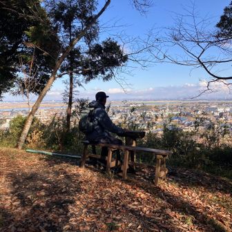 山頂の展望ベンチより。おれ