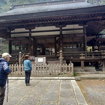 背後の山がご神体で本殿はないよ