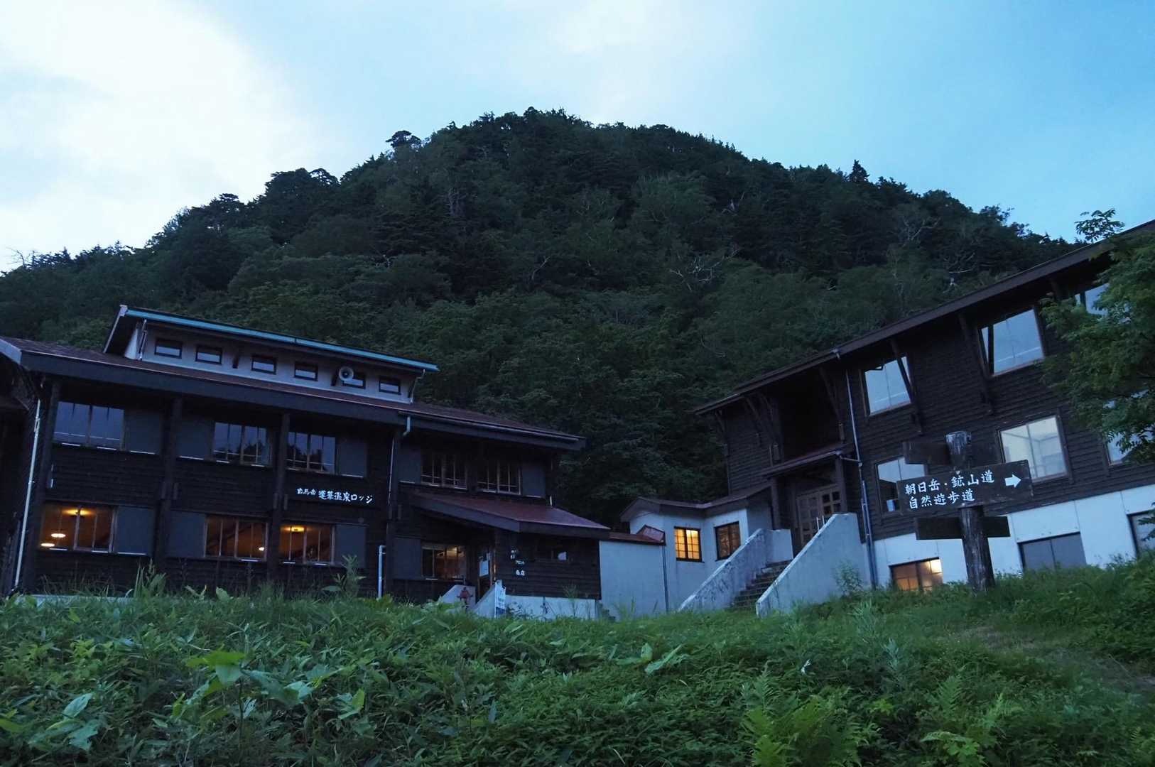 夜中に駐車場に到着
残り数台　空いていたスペースに
車をとめる事ができた
良かった
翌朝　蓮華温泉から歩きはじめる