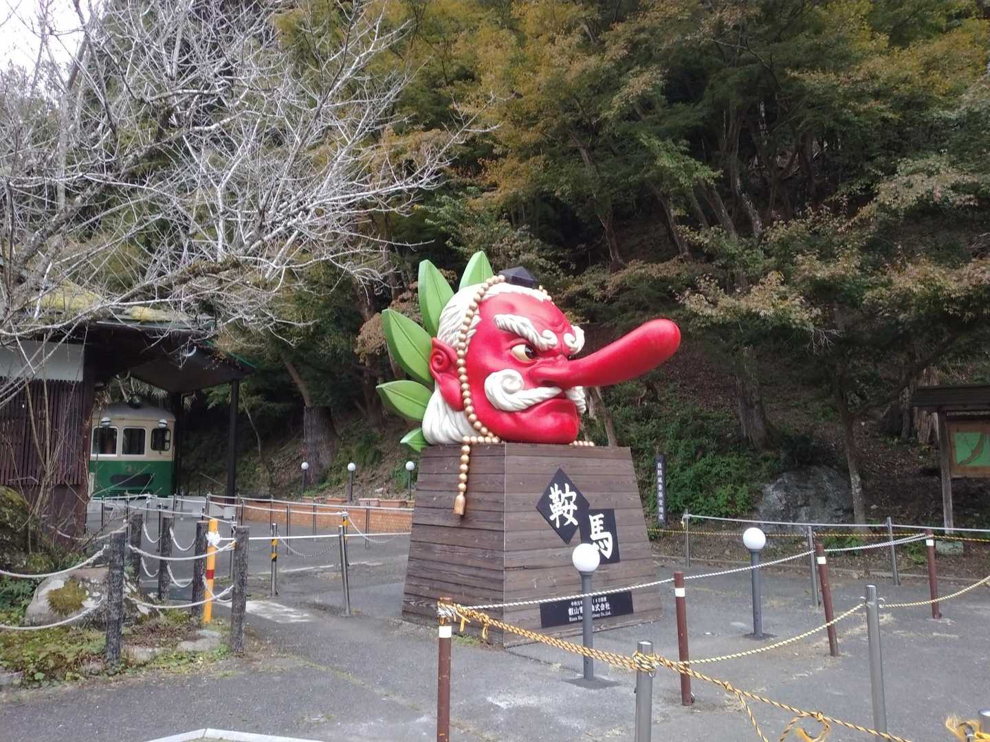 鞍馬駅にある天狗👺さん、
駅に着いたら、電車🚃がいて、駅員さんに、展望列車なので、乗った方がいいと勧められ、飛び乗りました！
