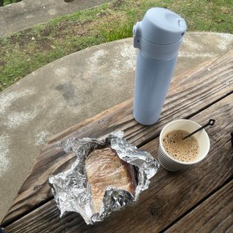 熱いカフェオレ、自作のベーコンサンドイッチの朝食をいただきます。 運動💪後の朝食は大層美味かったです！