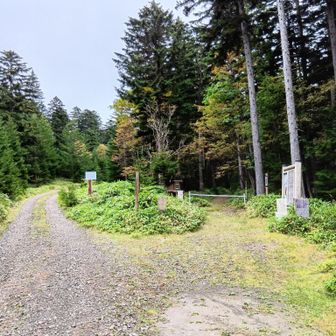 雌阿寒岳阿寒湖畔登山口からスタート
雌阿寒岳噴火警戒レベル2で阿寒湖畔登山口からの登山道は6合目で規制が掛かっていて、先着仕事車2台はおそらく規制線管理で入っていると思われる
ここまでの林道の様子は例年通り（例年もちょっと荒々しい🚙💥）