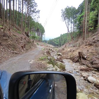 下る連れ　気を付けてね
この先もっと狭く　右は谷　溝があったり崩れかけてたり　谷側も路肩にガードはない