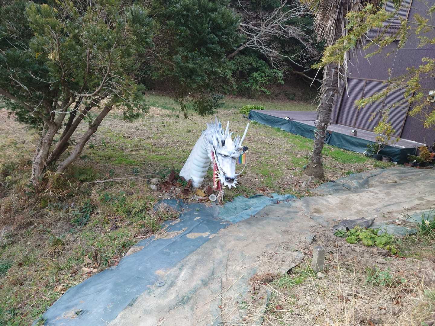 唐突なドラゴンのオブジェ。
先行していたアネキがここでこれ見て「ゥギャッ！Σ(°△°|||) 」と悲鳴をあげていた。
コイツは願いをかなえてくれないタイプのドラゴン。
サマンオサのまちで15,000Gで購入したドラゴンキラー（こうげきりょく：77）を自宅に置いてきてしまったのが悔やまれます。