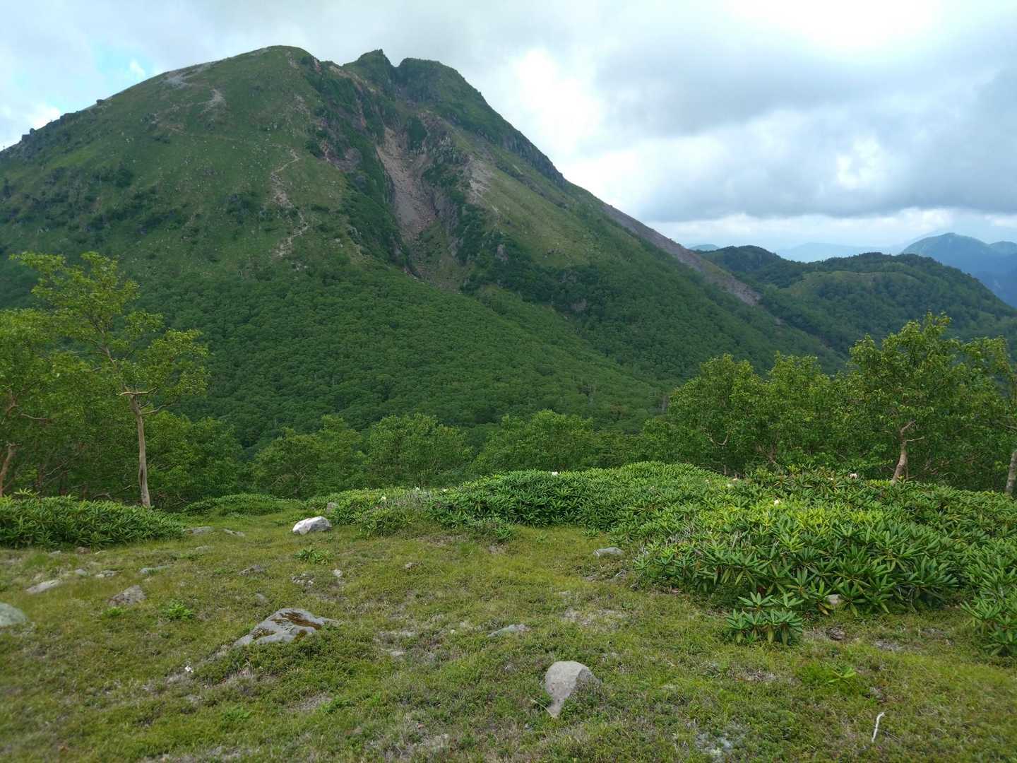 白根山の左は晴れてるけど‥右は怪しい😅