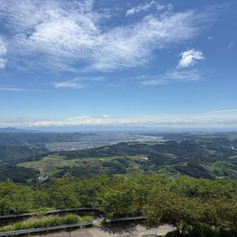 カッポジテラス
さすがに月曜日は人がいないな。
カフェも休みだし…
富士山も見えず…