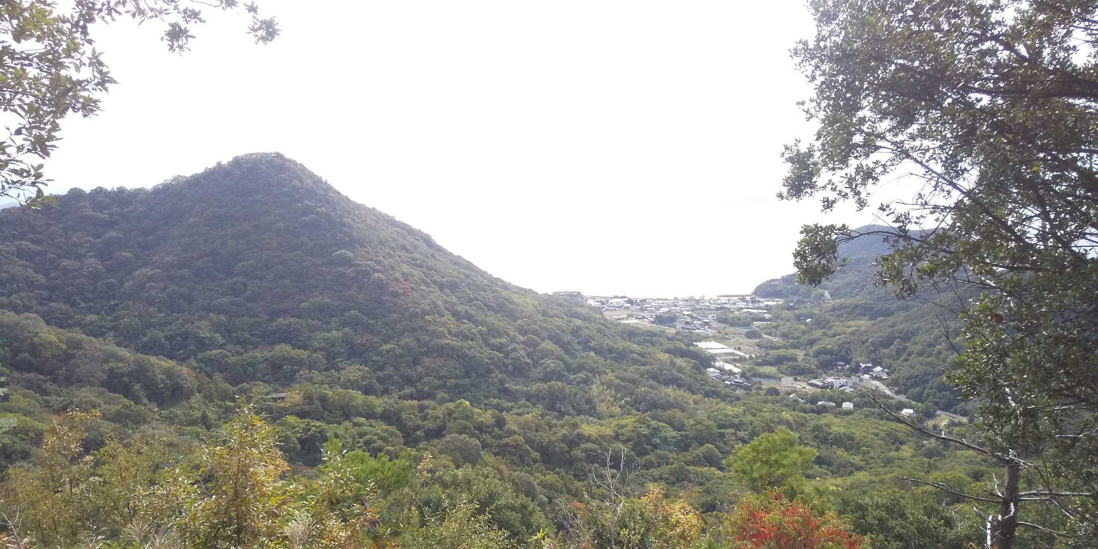 西側が開けて天神山と大浜の集落が見えます