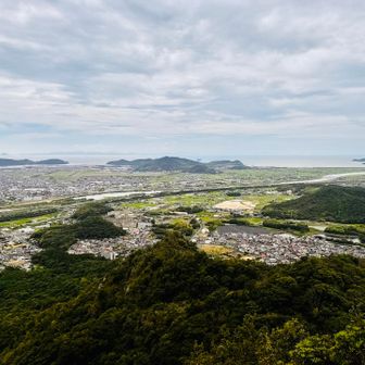 山頂から先の展望台に出ると海側の景色が開ける
