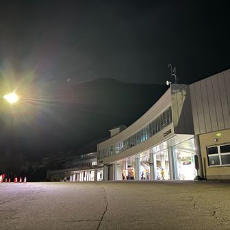 夜間通行止め（19〜5時）の情報を入手し渋滞覚悟で4時頃に到着してみると通行止めしていなーい！

通行止めしていなかったのは良かったけど無料駐車場はどこも満車で12H1,000円の有料駐車場を利用

この瞬間、12H以内にサーキット完走の時間制限が課せられる😆