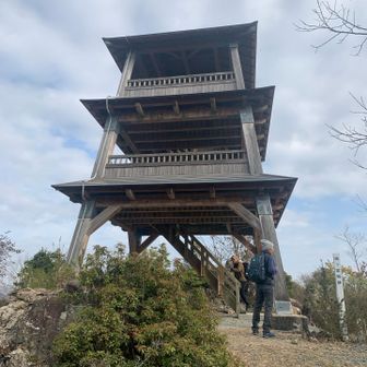 三重山到着(鴾ヶ堂城跡)