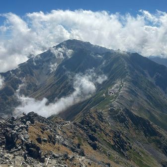 北岳山荘と間ノ岳よく見える
