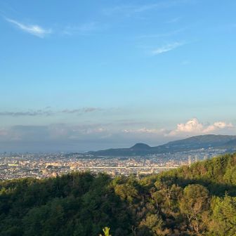 ロックガーデンは景色も良き。
西側を見ると甲山＆六甲山。