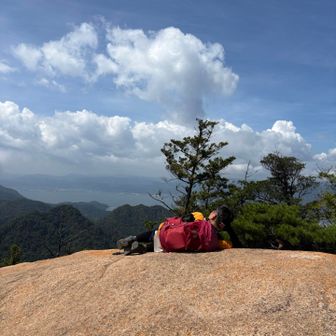 広々一枚岩です🪨
これから行く三剣山を眺めてます🏞️