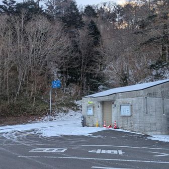 冬季トイレは駐車場仮設、西島駅と剣ヒュッテの奥にあります
見ノ越にくる前に、下界の道の駅かコンビニ、つづろ堂の公衆トイレを使うといいでしょう
