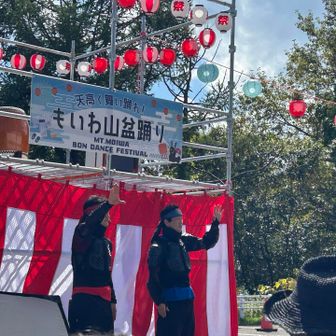 甥っ子達も藻岩山は慣れたもので
割とスムーズに中腹駅まで到着。

忍者ショー間に合いました🤭

(この忍者、どうやら弟の同級生らしいです。忍者側は忘れてると思いますが。)
