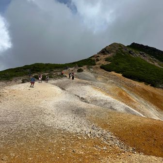 硫黄岳から赤岩の頭に降りてくる稜線
