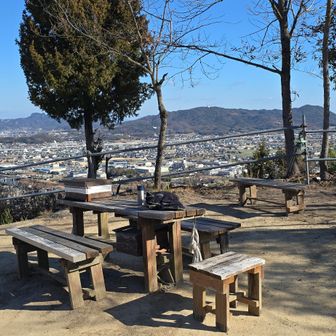 広くて見晴らしよく 椅子もテーブルもある