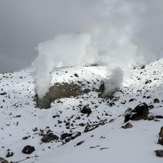 姿見の池～旭岳間の景色。
噴気活動展望台。