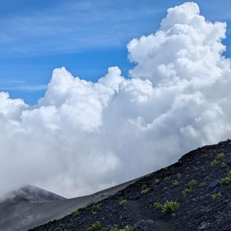 宝永山は半分雲の中