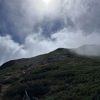 雲で見え隠れ