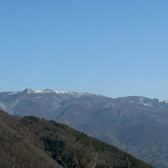 烏帽子岳（左）浅間山と高峰山（右）