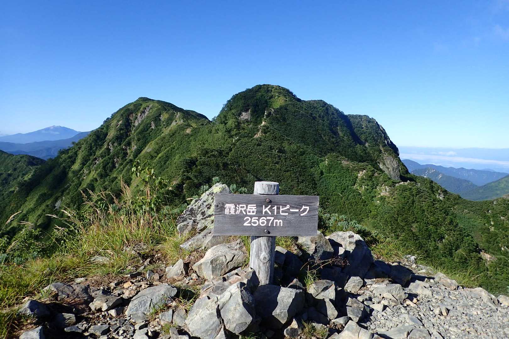 辛かったK１への登り。やっと。
左が霞沢岳で右がK２ピーク。