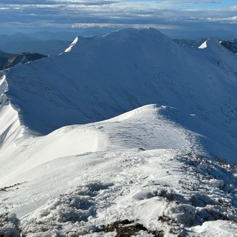今日の目的地、課題の俎嵓
こちらからだと陽が当たっていないため青肌🟦
夕方になったら赤肌🟥になるのだろうか。