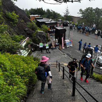 ヤッターーー！無事に下山しました！
隣の今から登る親子に行ってらっしゃいと言うと笑顔で行ってきますと返してくださいました😊