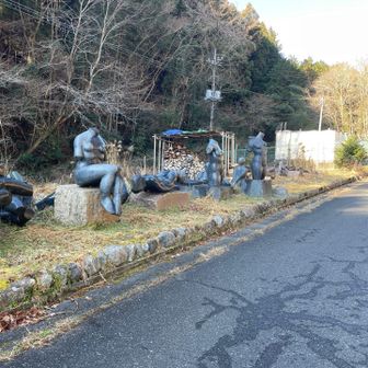 謎のオブジェ。近くに石屋さんは見当たらない。ちょっと不気味。