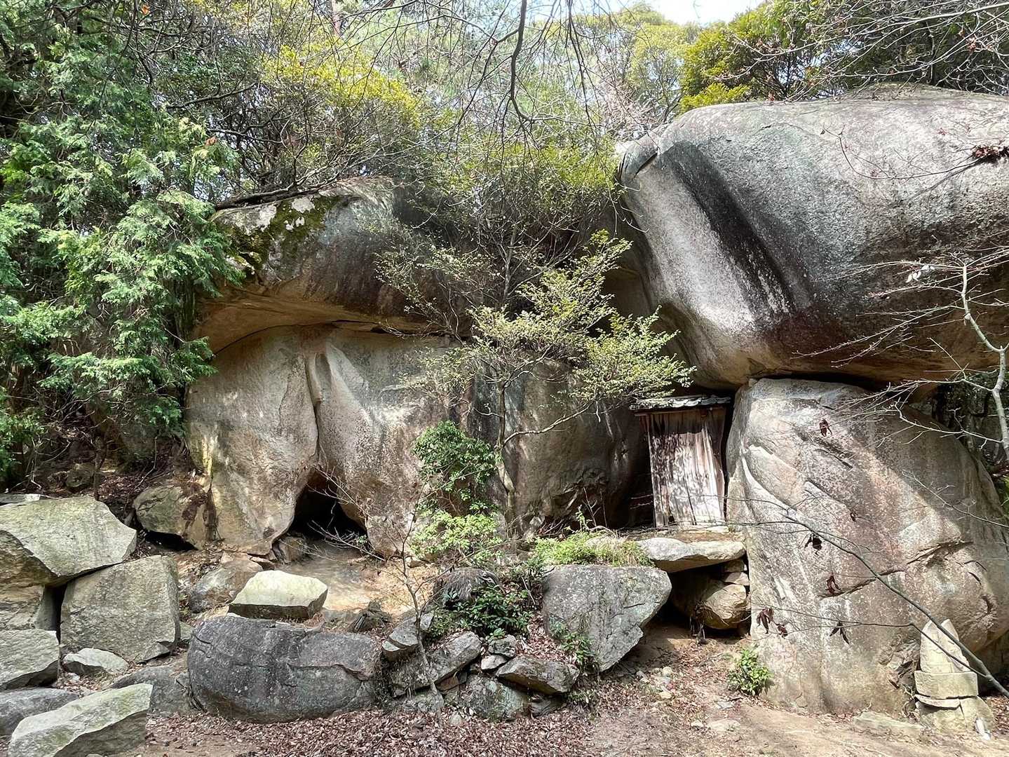 差し上げ岩