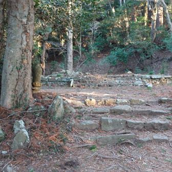 無間山観音寺跡🙏
登山始めた頃はまだ潰れかけの状態で残ってましたがいつの間にか解体されちゃった😅
伝説にある無間の鐘はここの吊り鐘🔔
