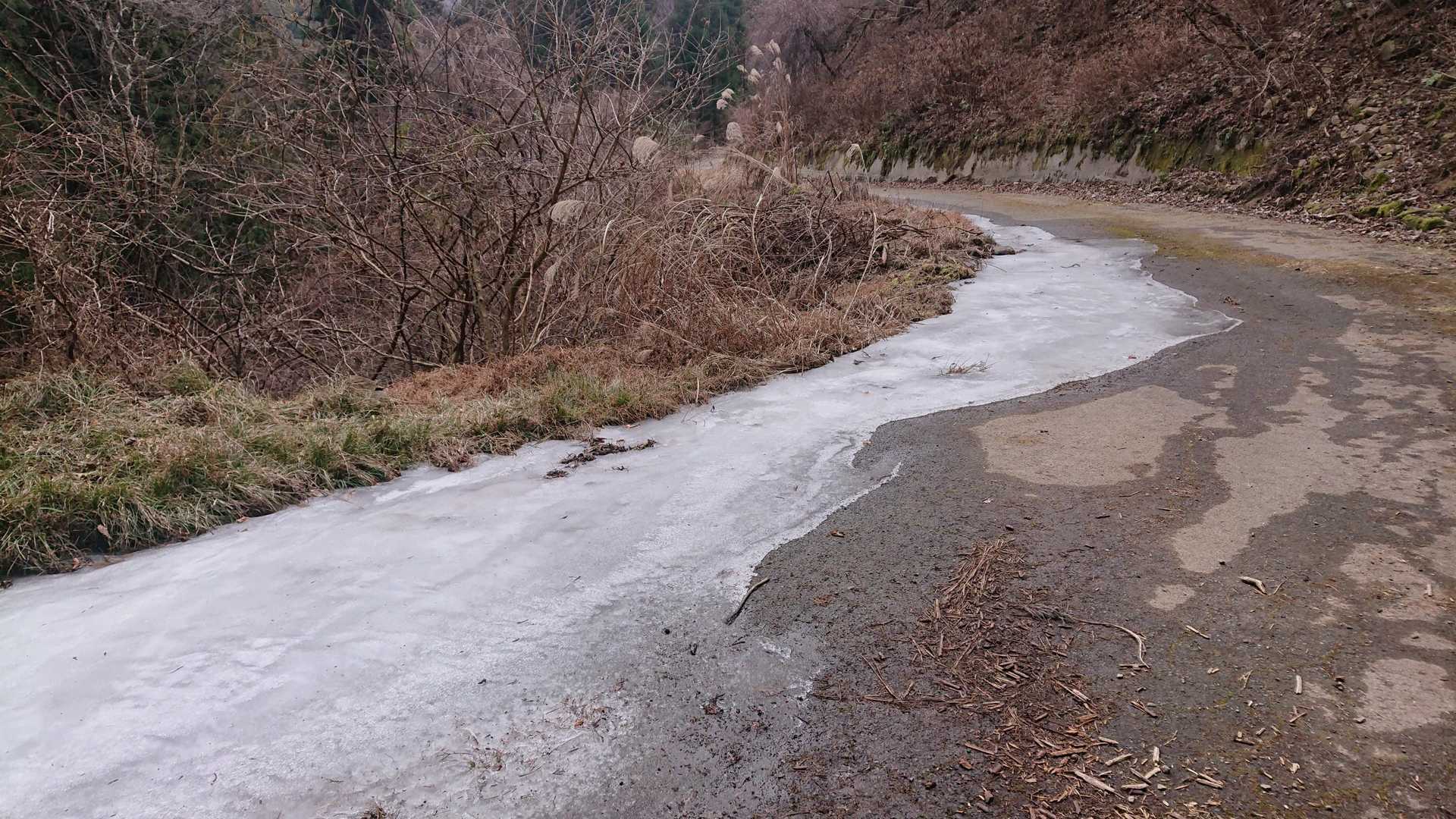 暖かい日が続いていますが、凍結箇所もありました