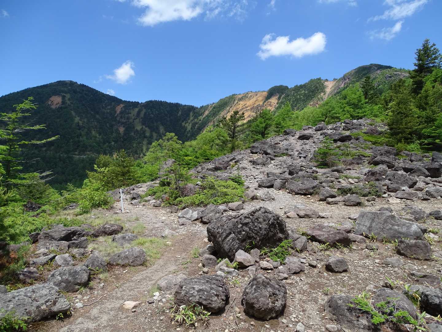 広い場所に出ます。右に水ノ塔山、左に篭ノ登山