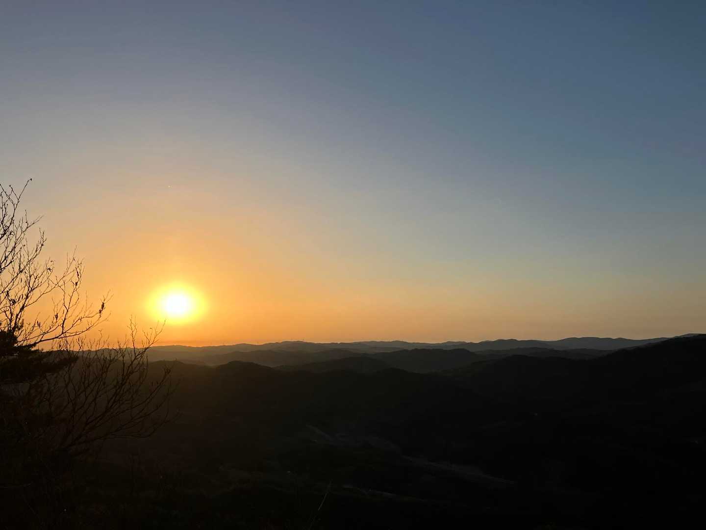 朝日きましたね、ゆっくり太陽☀️が登る
じっくり観ると気持ちが落ち着きますね