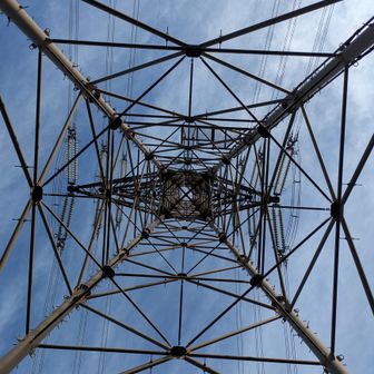 岳山先の鉄塔で折り返し。開けてて展望あり。