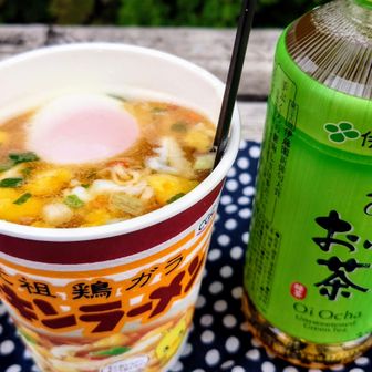 今日はラーメン、温玉トッピング(ローソンで¥128、高級品だ！）、ラーメンより高価かも