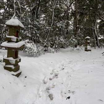 まずは西の峰へ