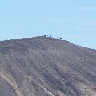 さらにアップすると
前掛山には沢山のハイカーが見える👀
